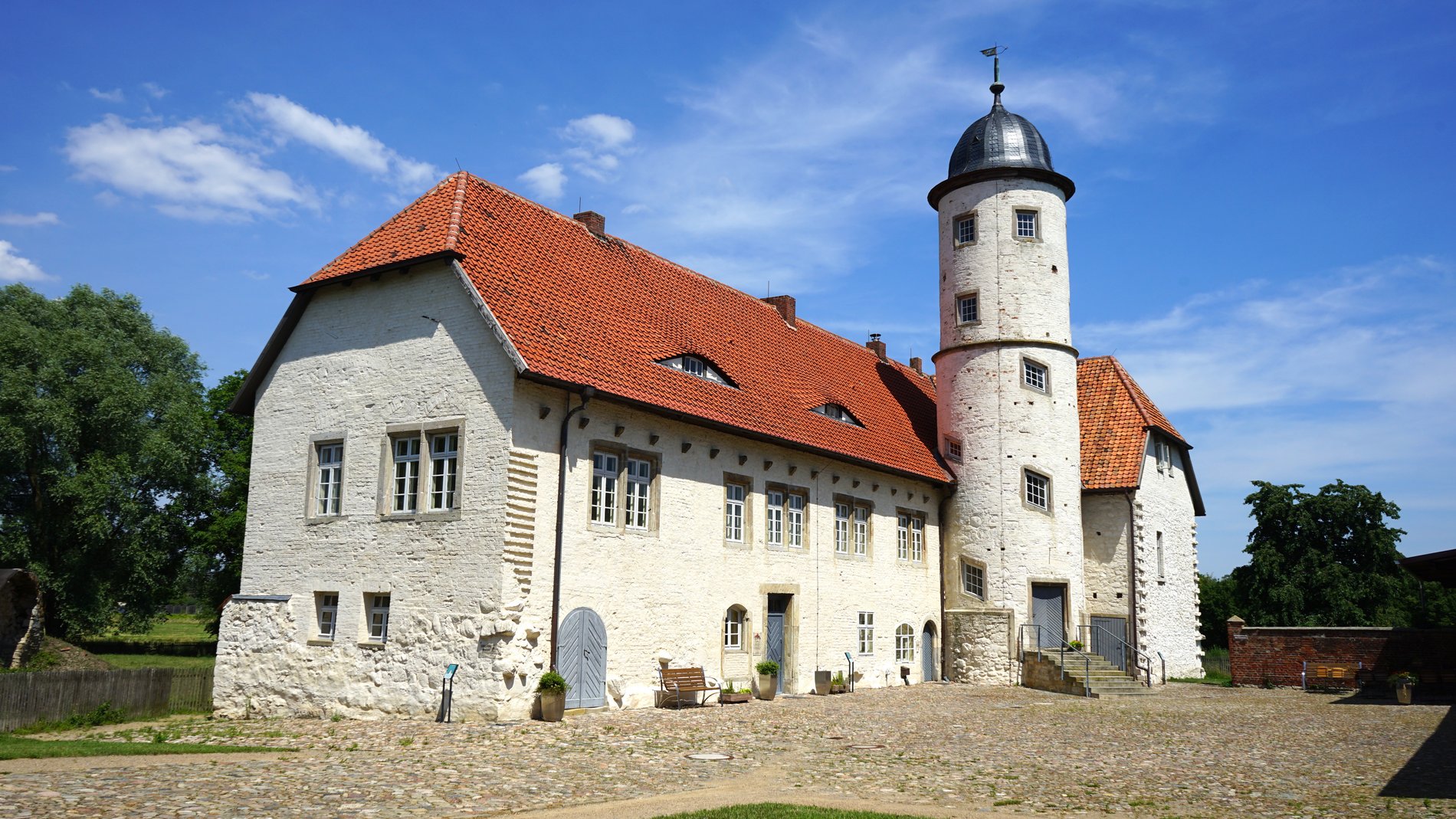 Außenansicht der Burg Brome