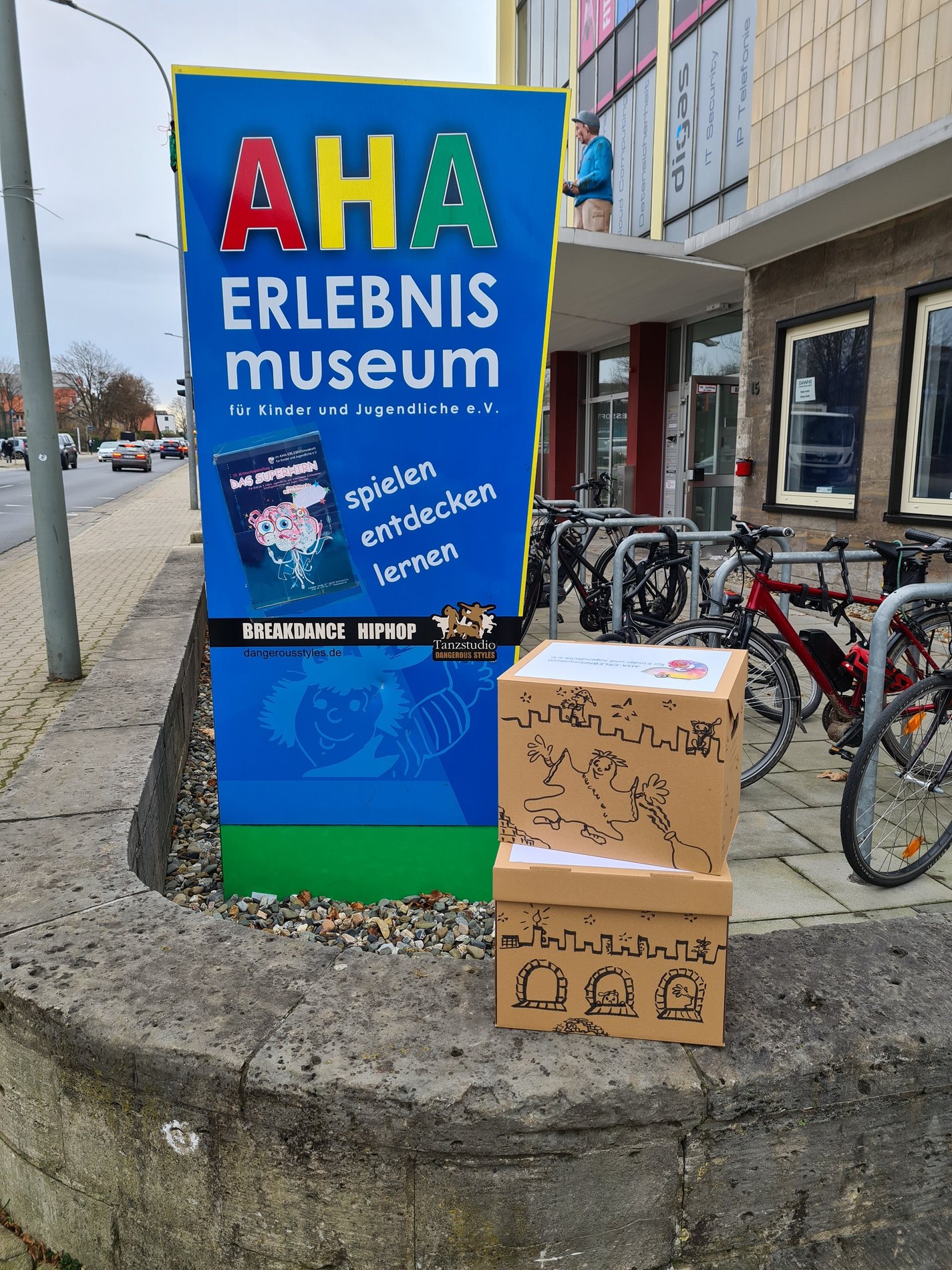 Die Geburtstagskisten am Eingangsschild