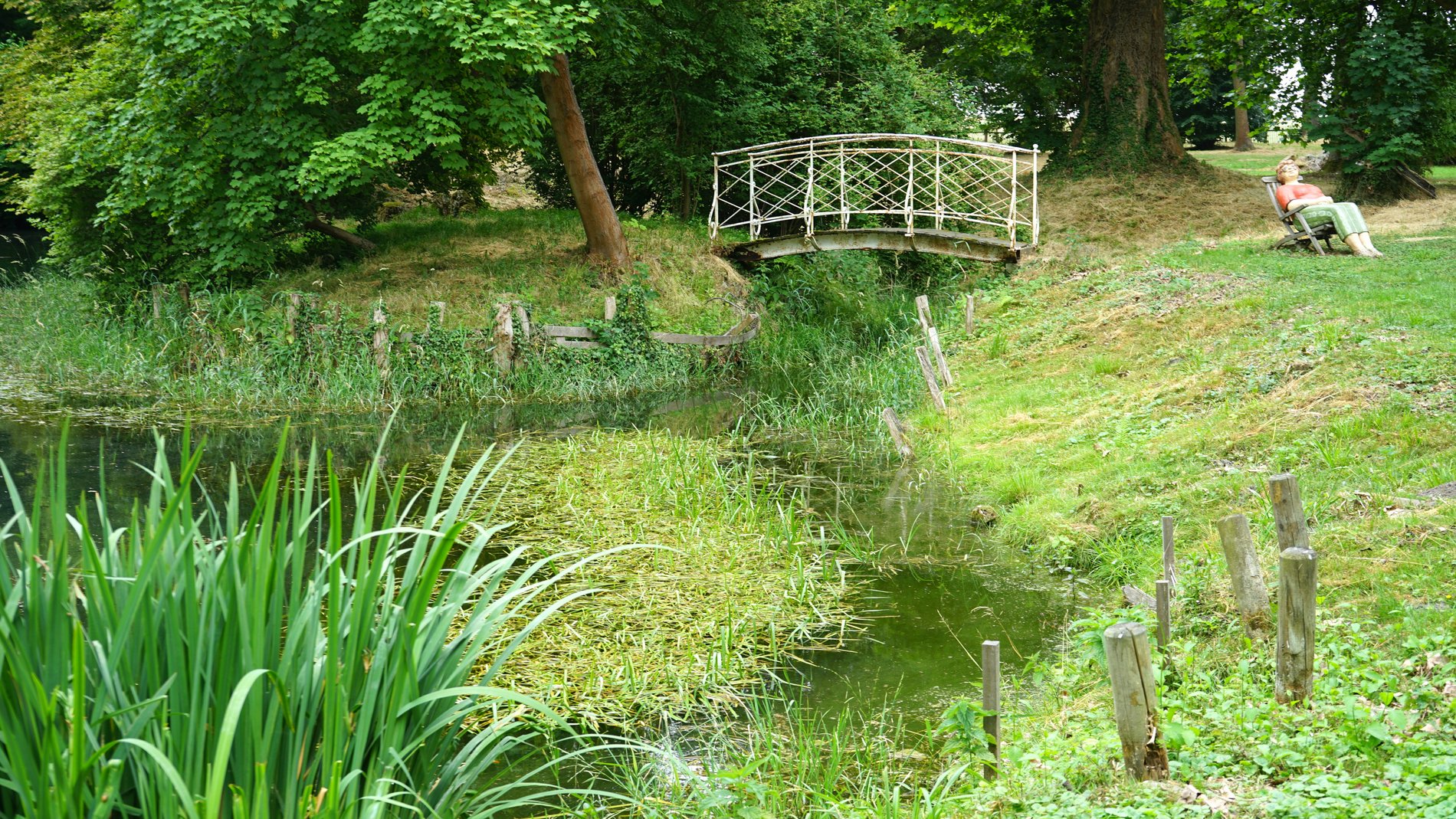 Blick auf den Park des Rittergutes Lucklum. Man sieht auch einen kleinen Teich.