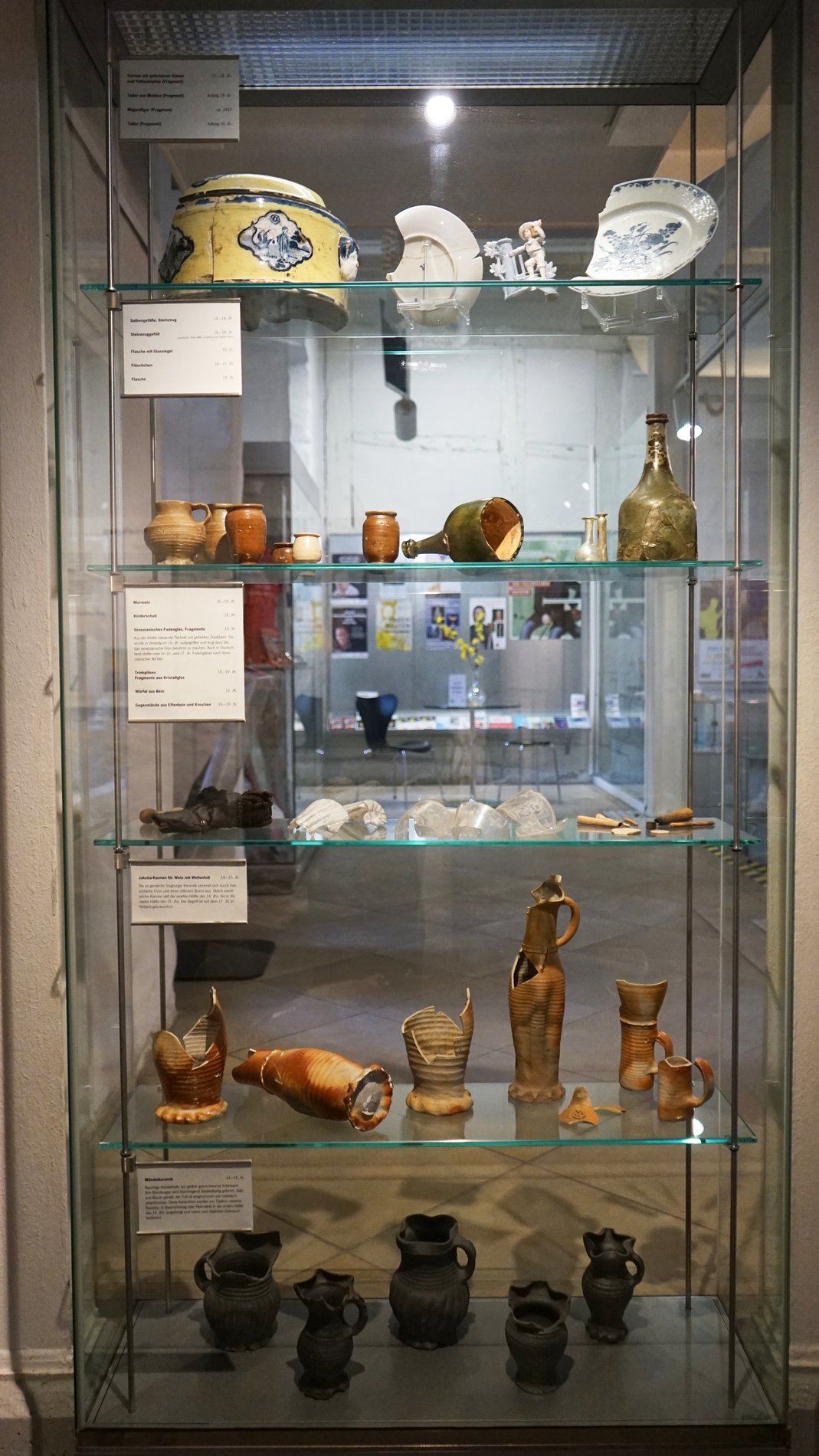 Archäologische Fundstücke: Das Plumpsklo diente auch als Mülleimer.