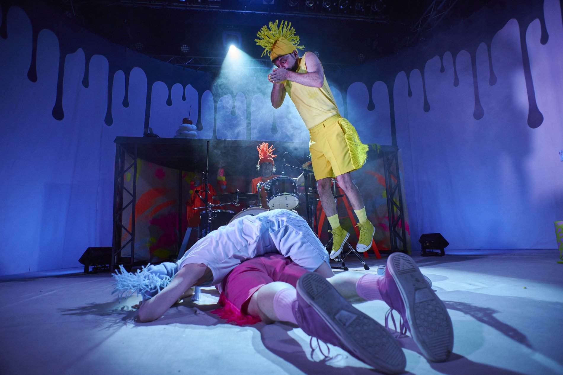 Szenenfoto aus dem Stück -Häppi Bürste-, JUNGES! Staatstheater im Lokpark Braunschweig