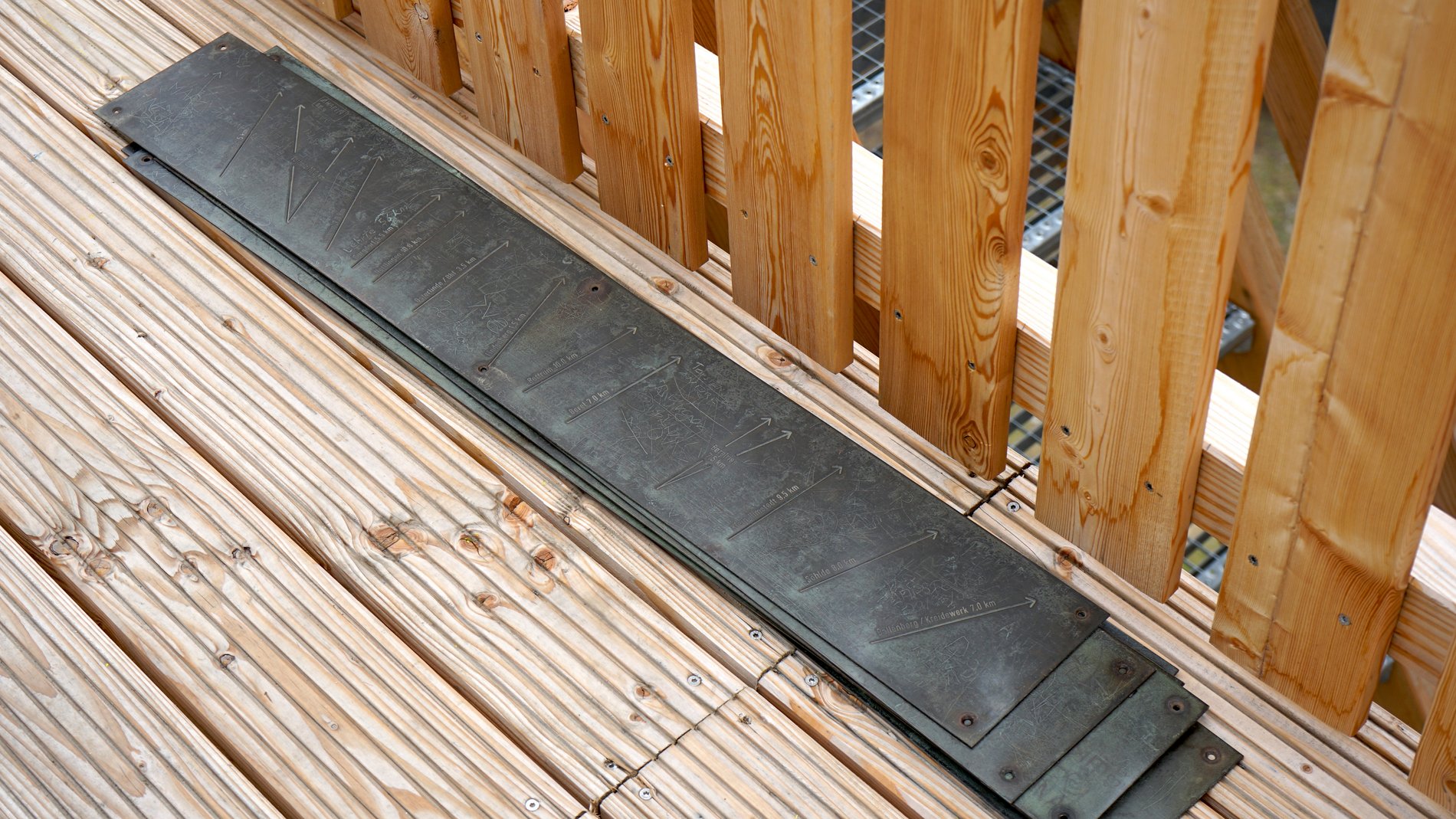 Die neuen Hinweistafeln warten auf die Montage