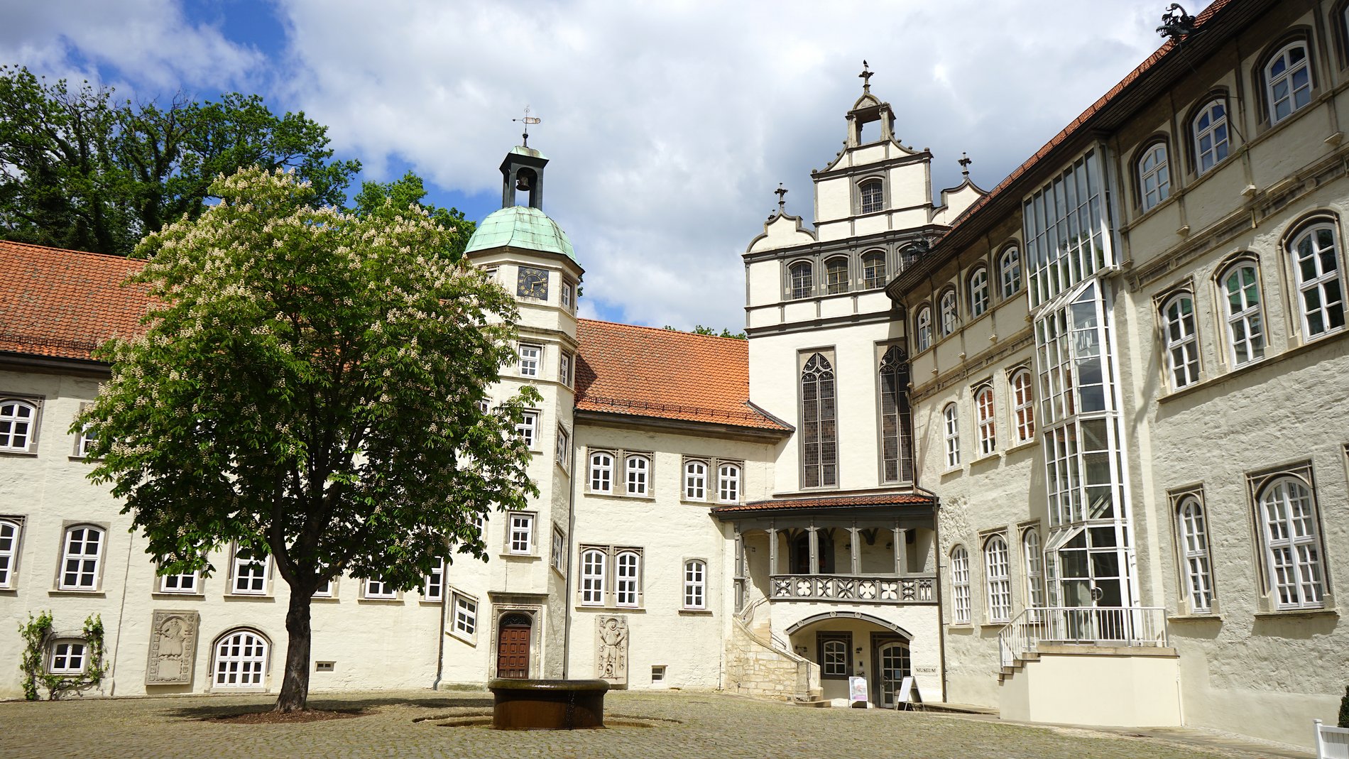 Blick auf den Schlossinnenhof und den Eingang zum Museum