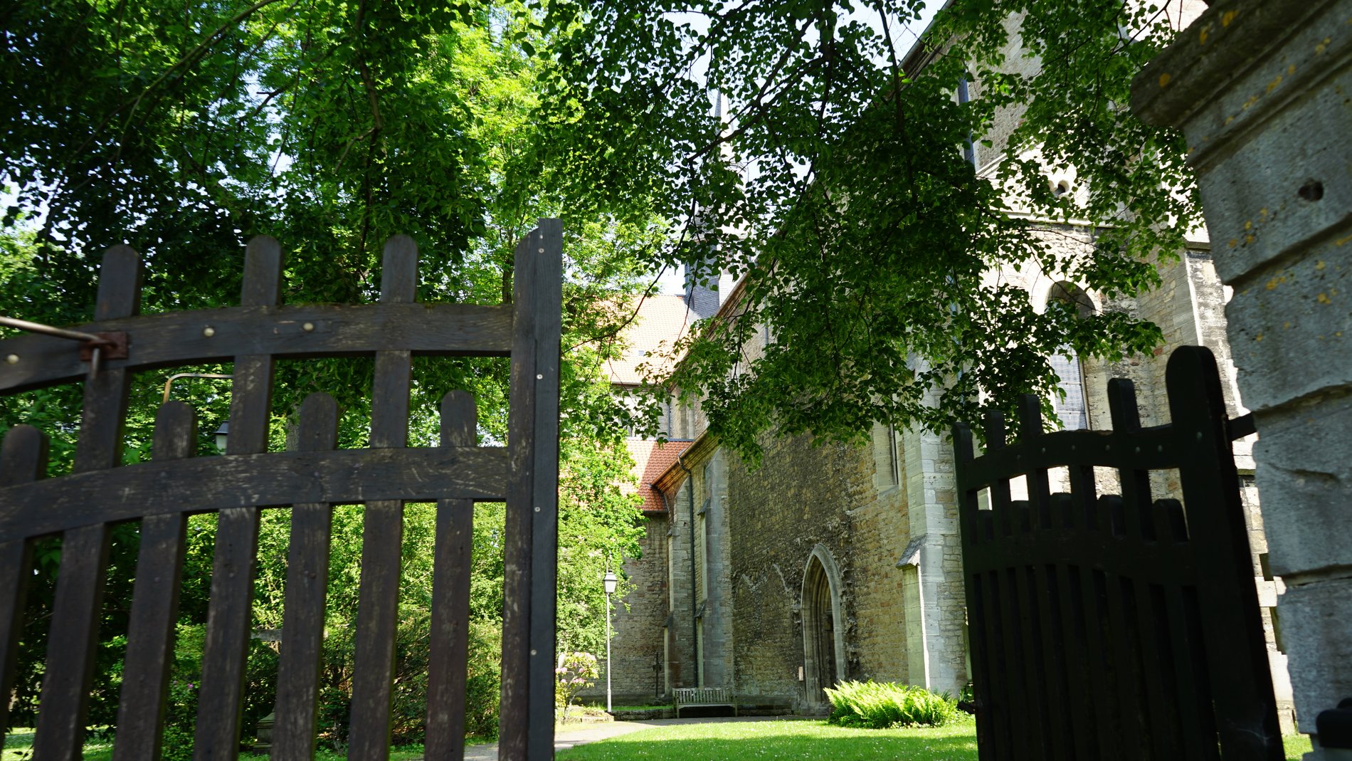 Blick durch die Pforte der Klosterkirche