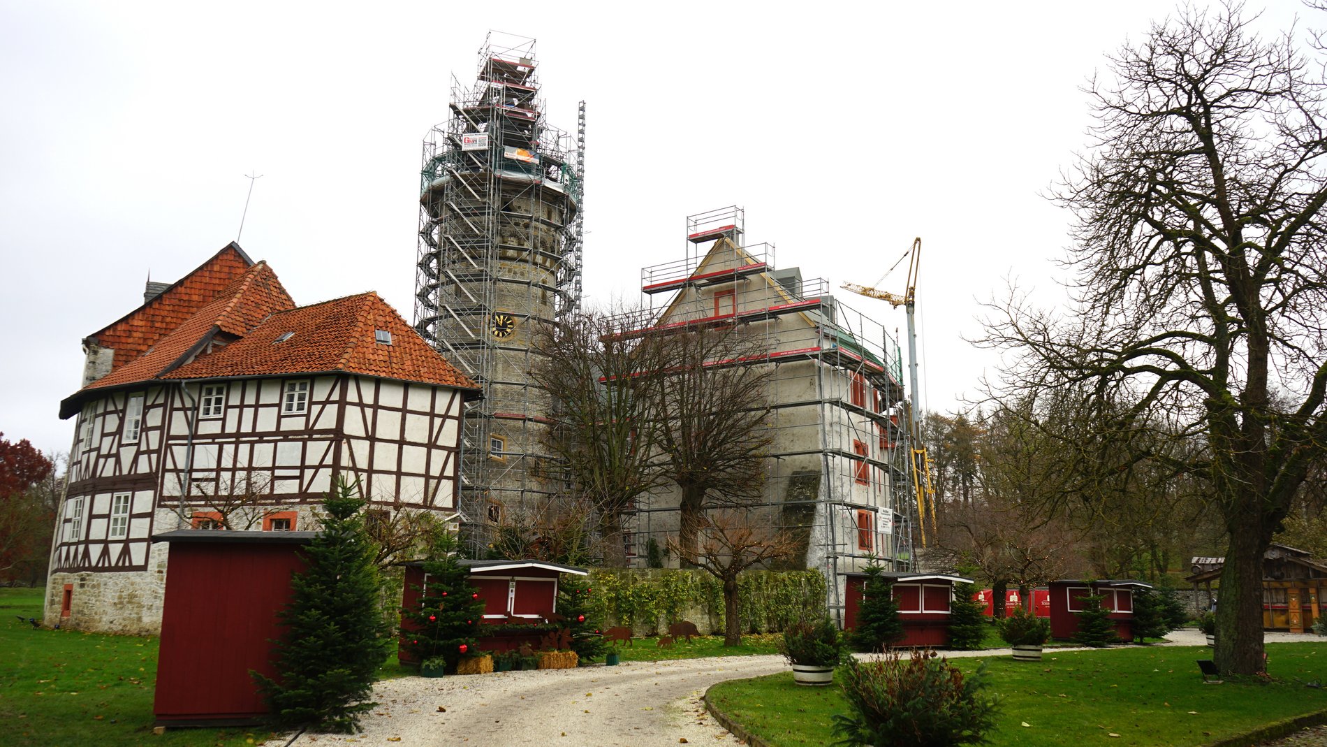 Schloss Oelber bekommt ein neues Dach.