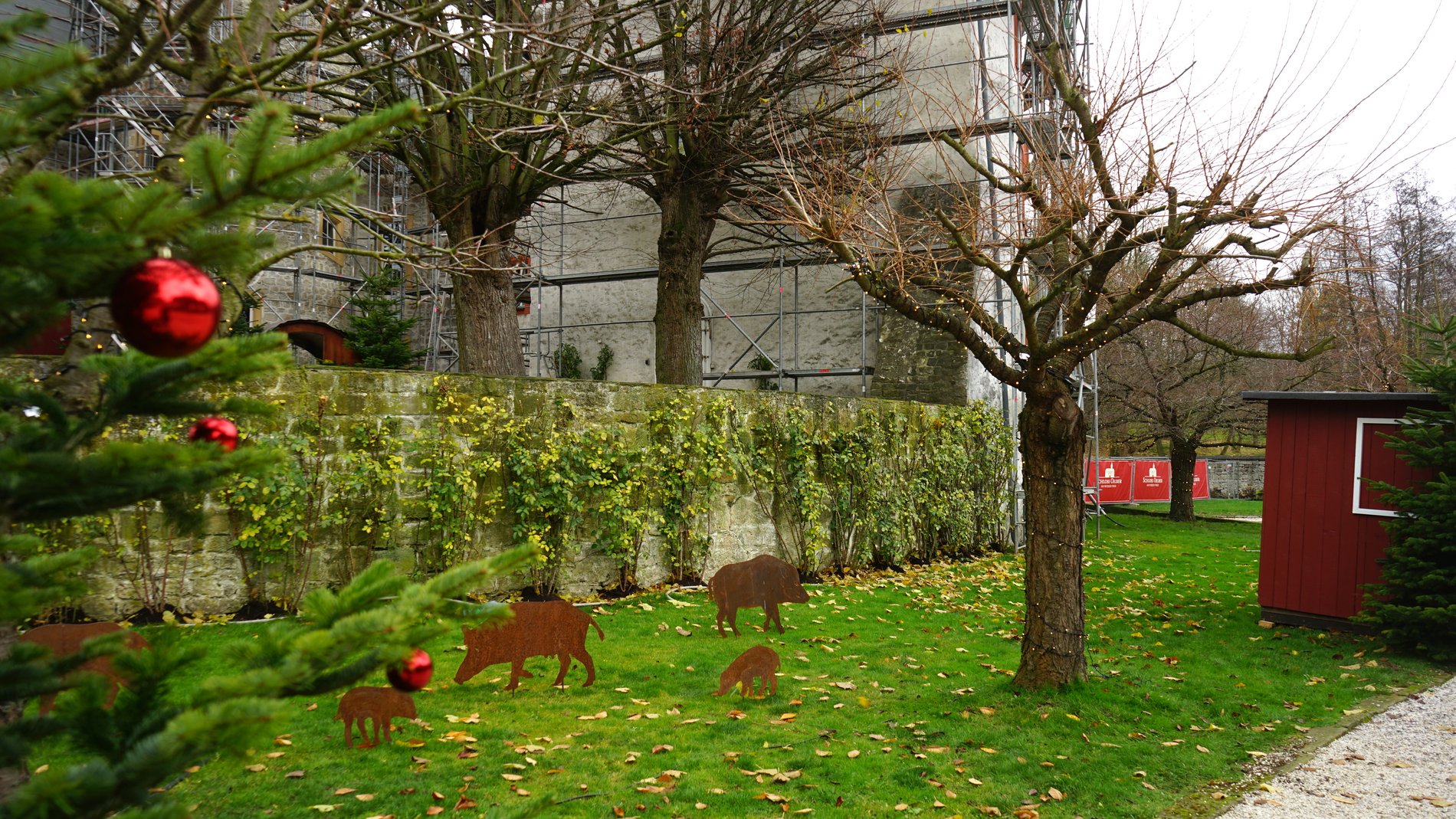 Die ersten Buden sind fertig, die Lichterketten leuchten... 