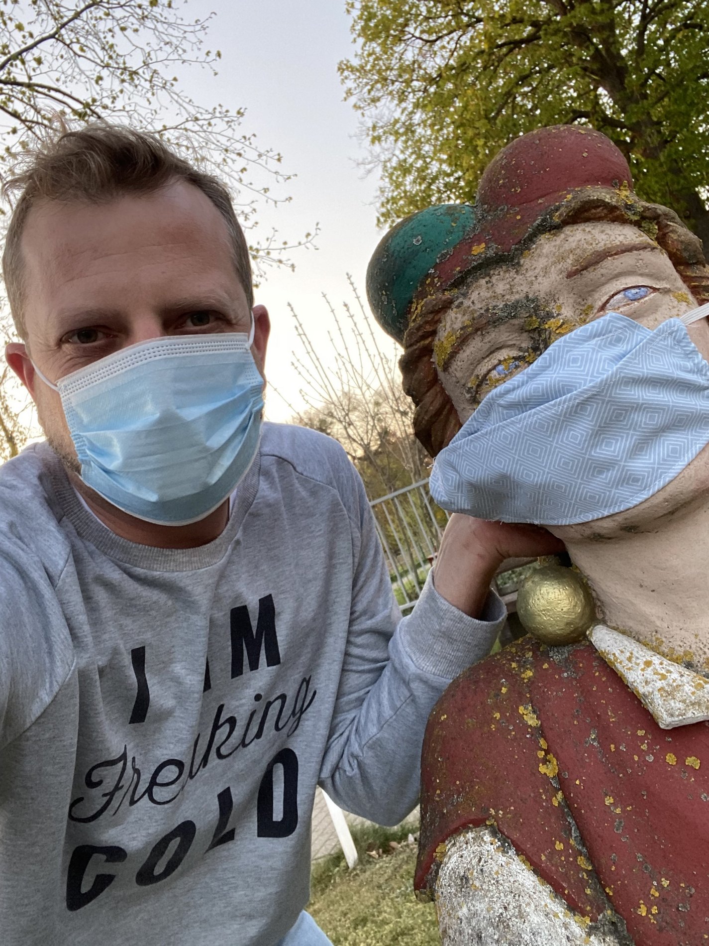 #Socialdistancing und Maskenpflicht: Herrn Eulenspiegel begrüße ich selbstverständlich mit Mund-Nasen-Schutz
