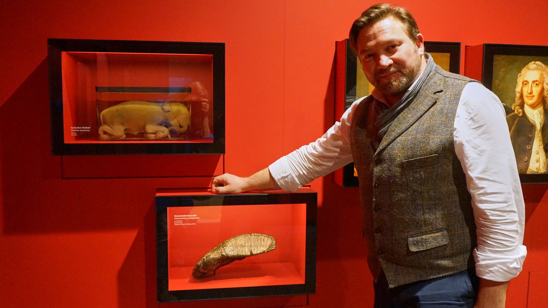 Man sieht Dr. Mike Reich und den Elefantenembryo (links oben im Bild). 