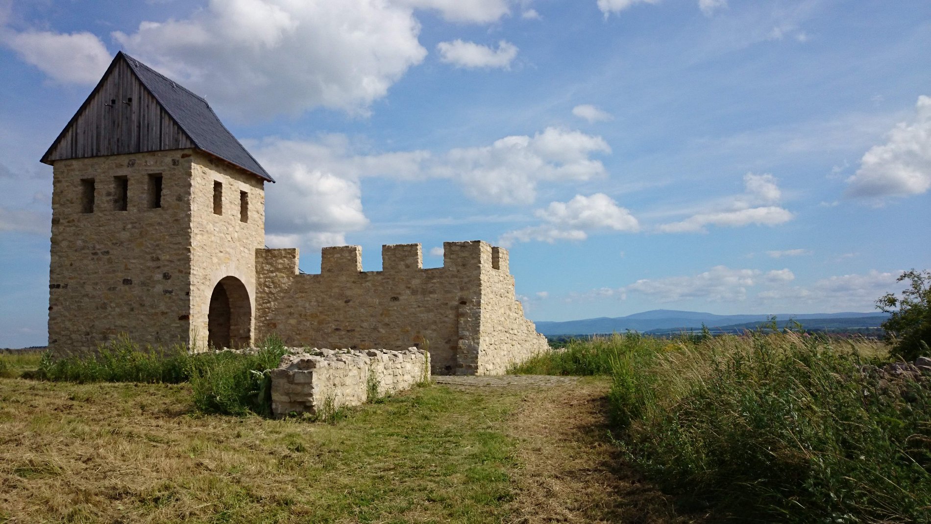 Geopunkt Kaiserpfalz Werla im UNESCO Global Geopark Harz . Braunschweiger Land . Ostfalen