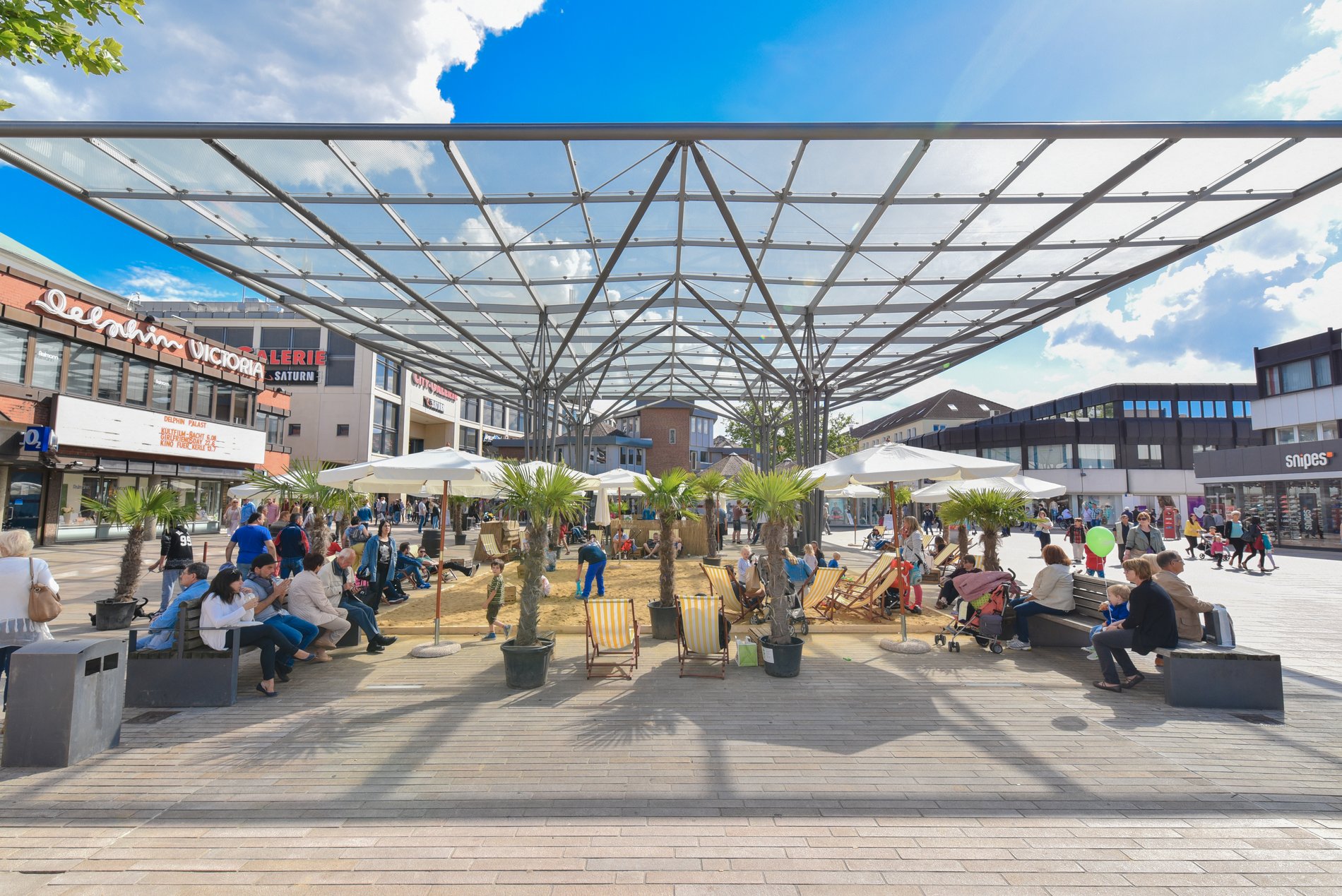 Ein Sandstrand mit Luiegestühlen mitten in der Fußgängerzone von Wolfsburg