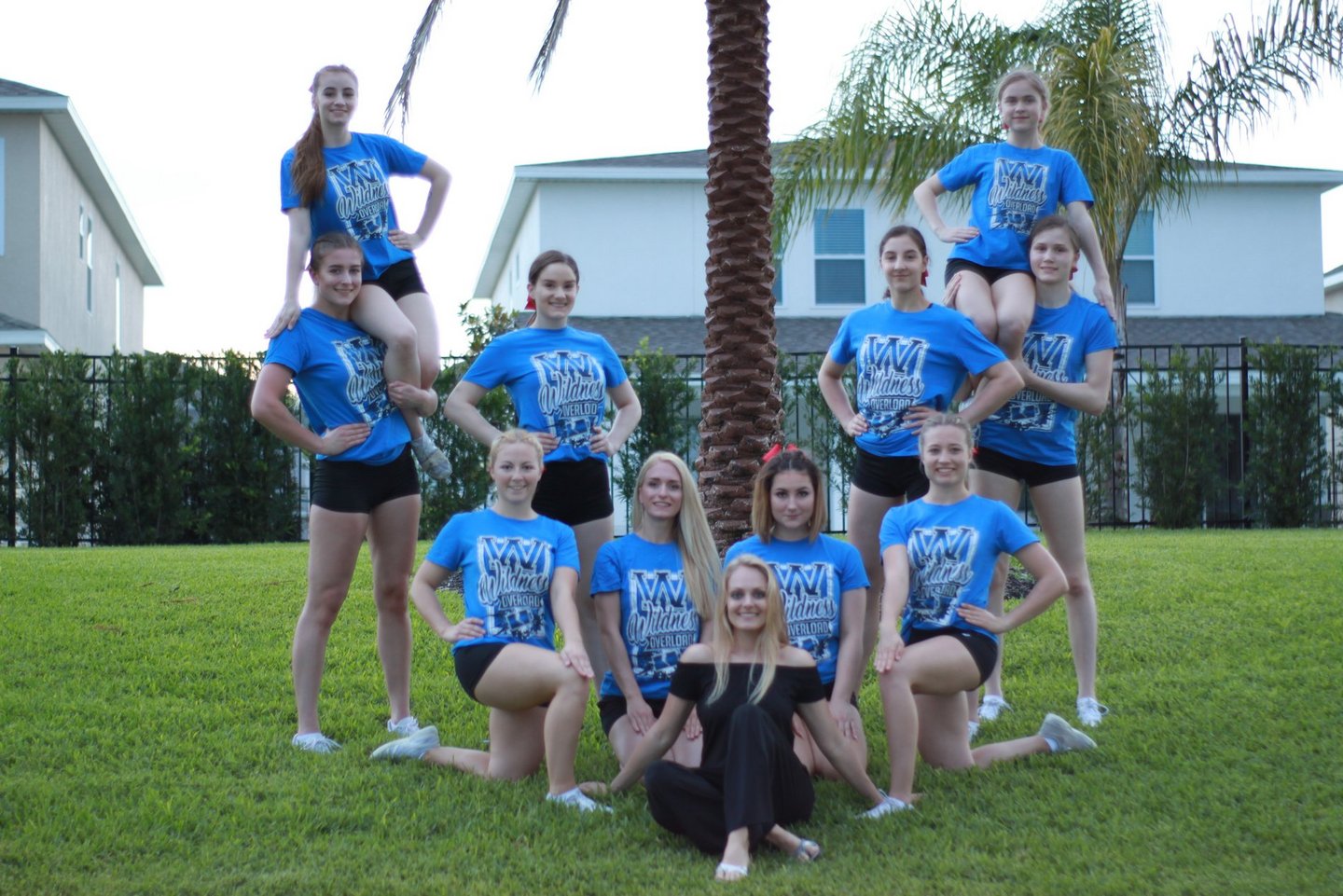 Formation von Cheerleaderinnen des MTV Braunschweig im Grünen.