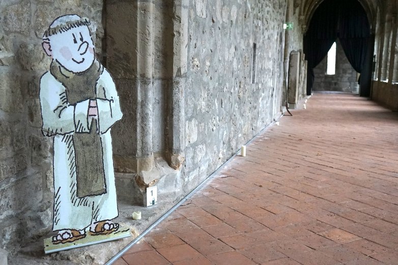 Mönch Konrad leitet die Kinder durch das Kloster Walkenried. 