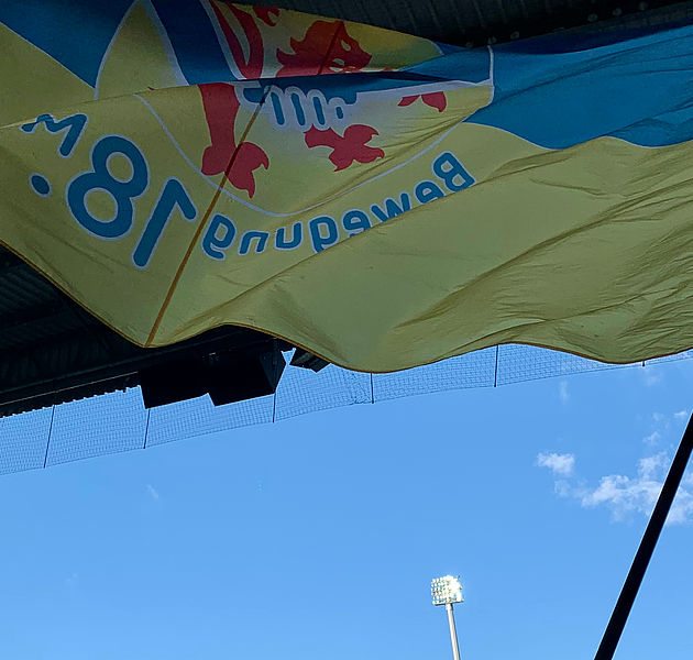 Eine Fahne der Eintracht Braunschweig flattert im Wind. (Bildrechte: Malte Schumacher)