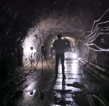 Fotograf im Bergwerk von hinten  (Bildrechte: christo.cc)