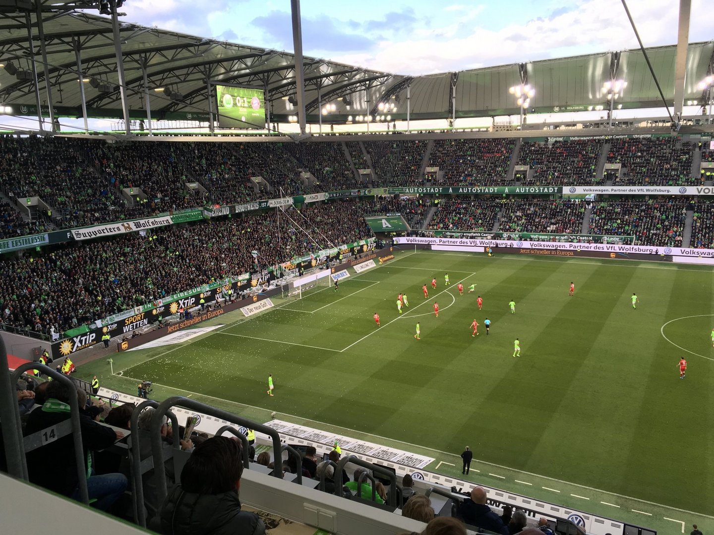 Die 2002 eröffnete Volkswagen Arena in Wolfsburg während eines Spiels. 