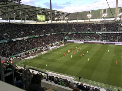 Die 2002 eröffnete Volkswagen Arena in Wolfsburg während eines Spiels. 
