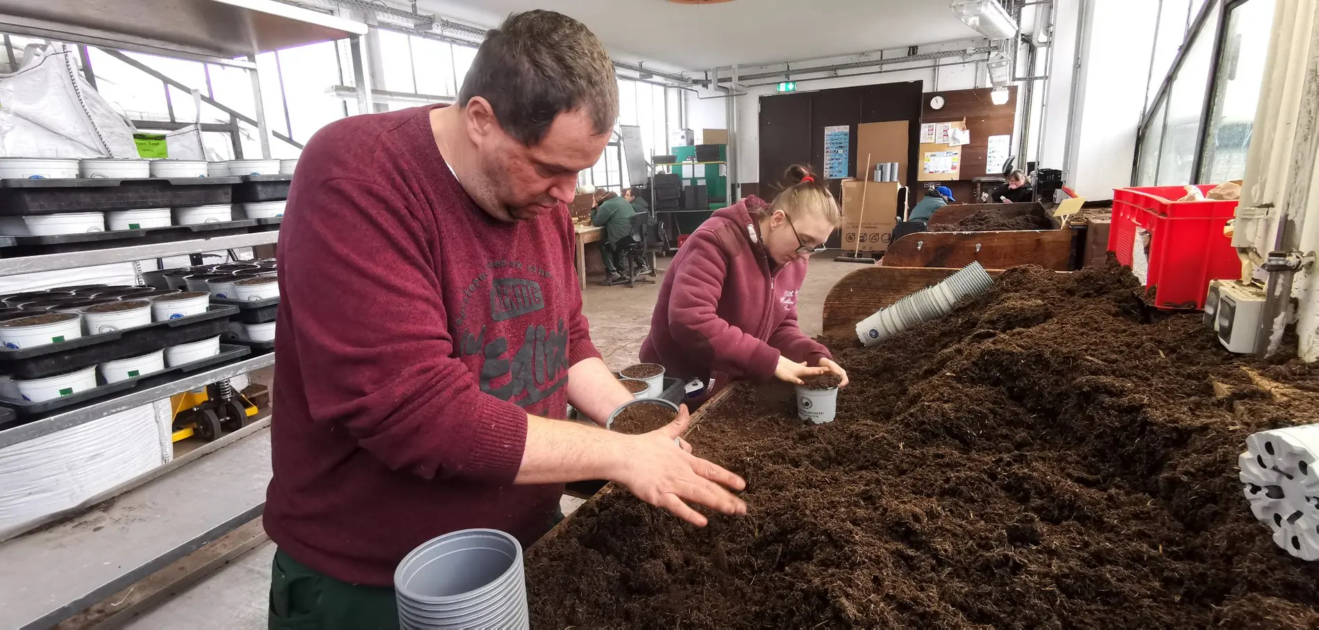 Das Füllen der Pflanzgefäße gehört in der Klostergärtnerei Riddagshausen zu den Aufgaben.