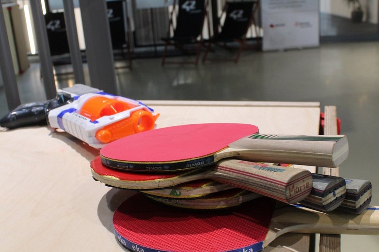 Tischtennisschläger liegen auf einem Tisch.