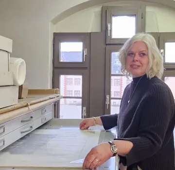 Stephanie Borrmann im Depot der Städtischen Kunstsammlungen Salzgitter. (Bildrechte: Städtische Kunstsammlungen Salzgitter)