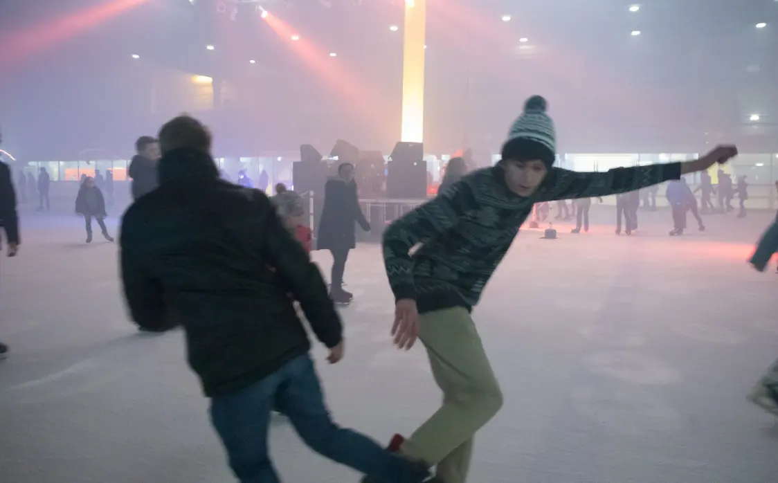 Zwei Schlittschuhläufer auf dem Eis.