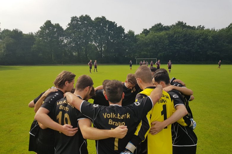 Fußballspieler bilden einen Kreis.