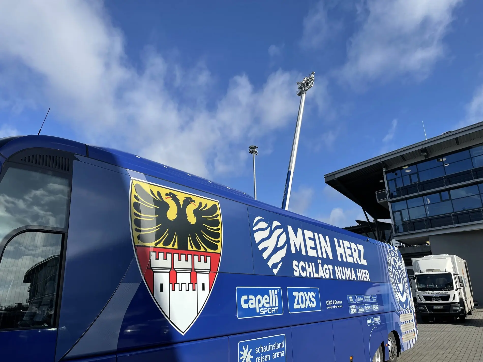 Der Mannschaftsbus des MSV Duisburg.