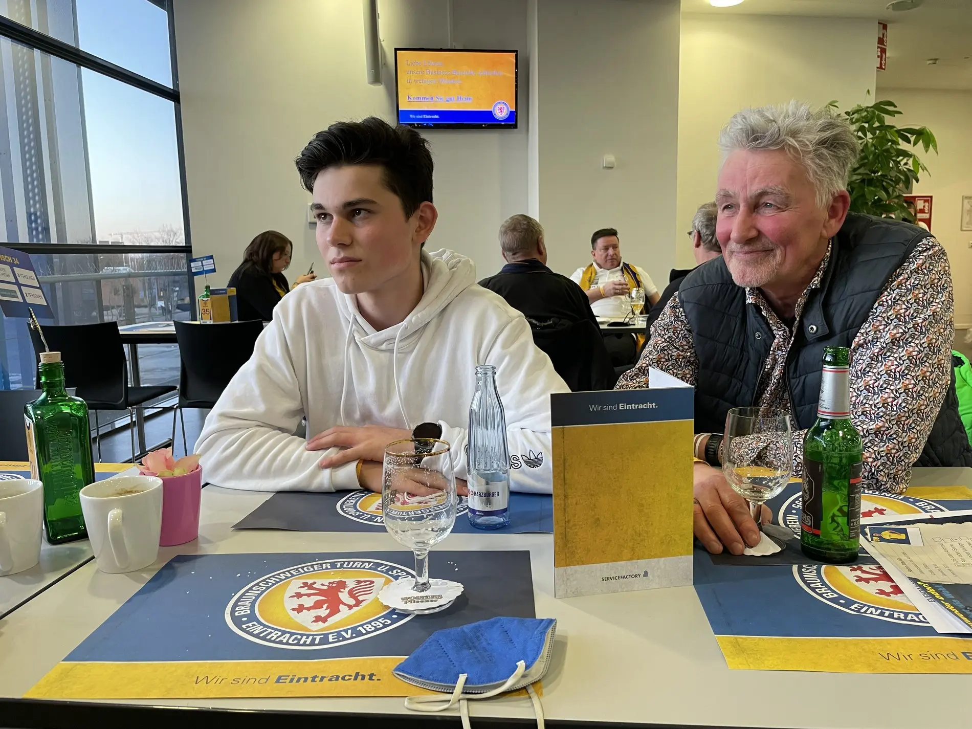 Zwei Männer sitzen an einem Tisch.