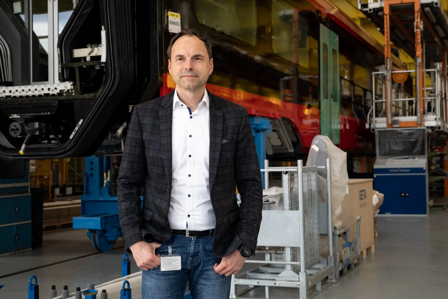 Dr. Jens Sprotte in einer Werkhalle bei Alstom.