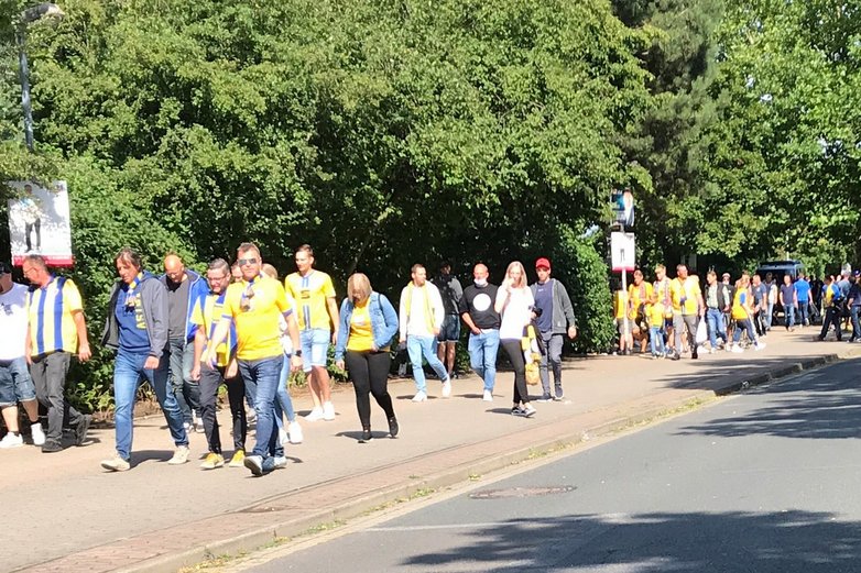 Eintracht-Fans in der Rheingoldstraße auf dem Weg zum Stadion.
