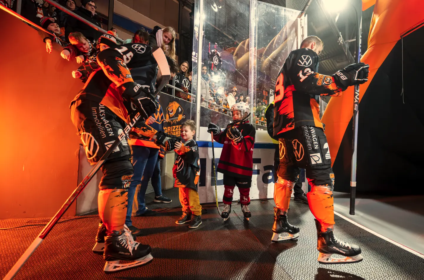 Kurz vor Beginn stimmen zwei „Puck-Kinder“ die Zuschauer auf das Spiel ein. 