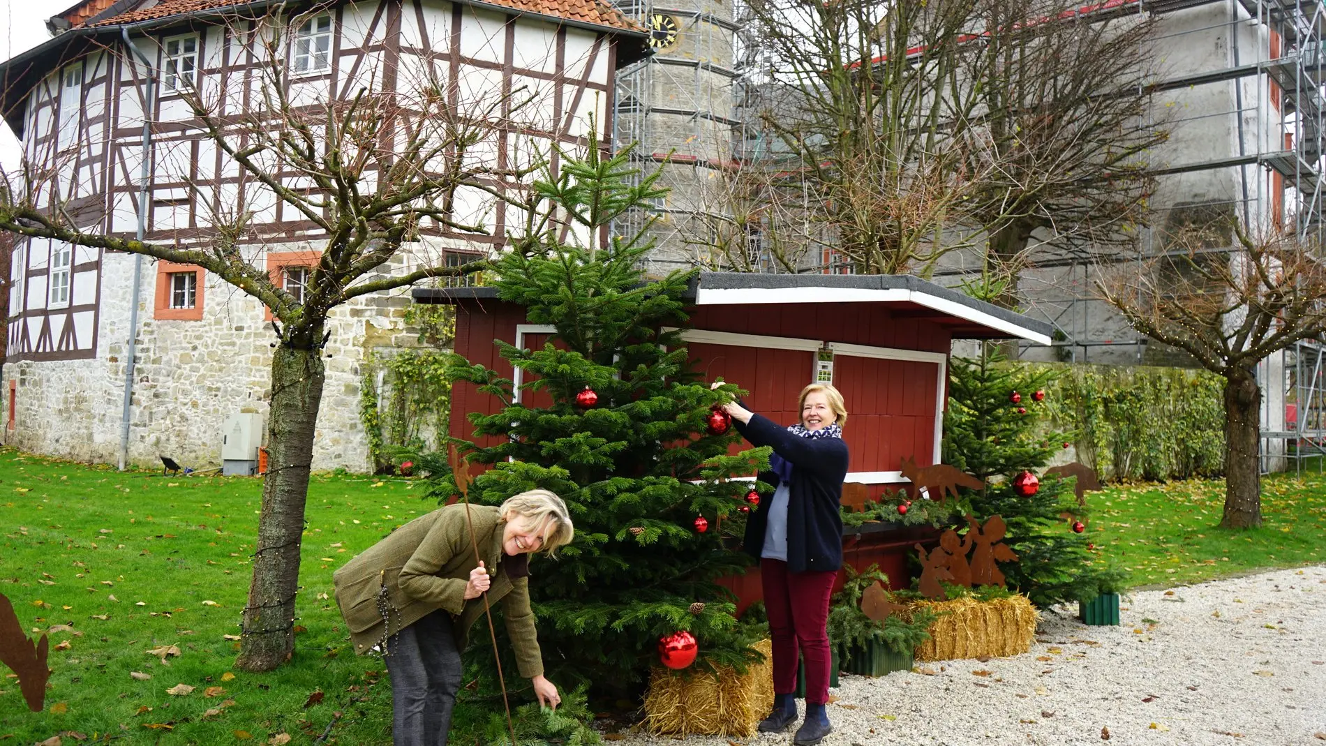 Helena Freifrau von Cramm und Anna von Veltheim bereiten den Christkindlmarkt auf Schloss Oelber vor.