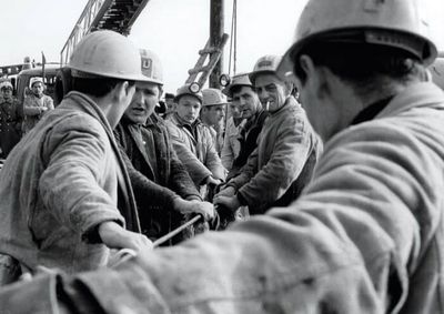 Das historische Foto zeigt die Rettung von Bergleuten.