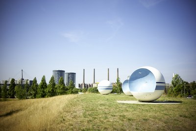 Der Wolfsburger Allerpark bei strahlendem Wetter und blauem Himmel.
