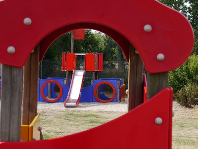 Ein blau-rotes Schiff auf dem Spielplatz Ottos Hof in Peine. 