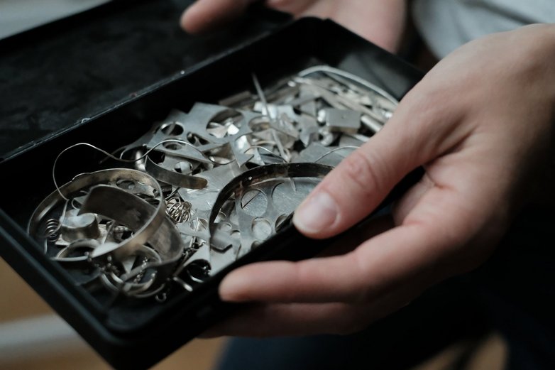 Eine Schachtel mit Silbernen Schmuckresten.