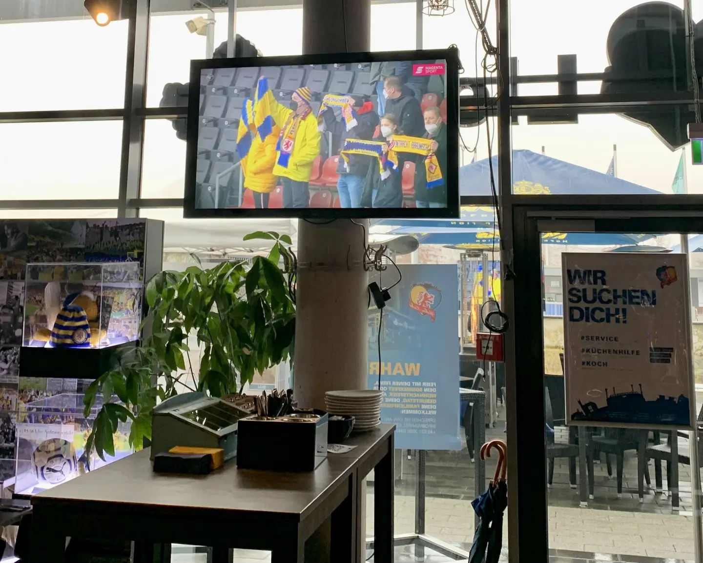 Ein Fernseher in einer Kneipe.