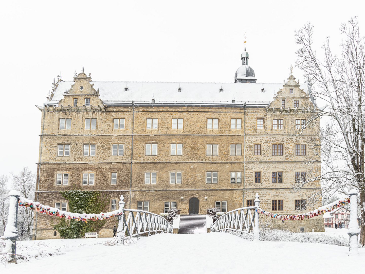 Man blickt von außen auf das verschneite Wolfsburger Schloss
