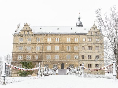 Man blickt von außen auf das verschneite Wolfsburger Schloss