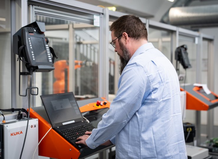 Von der Theorie in die Praxis: Oliver Hannaleck programmiert einen Roboter.