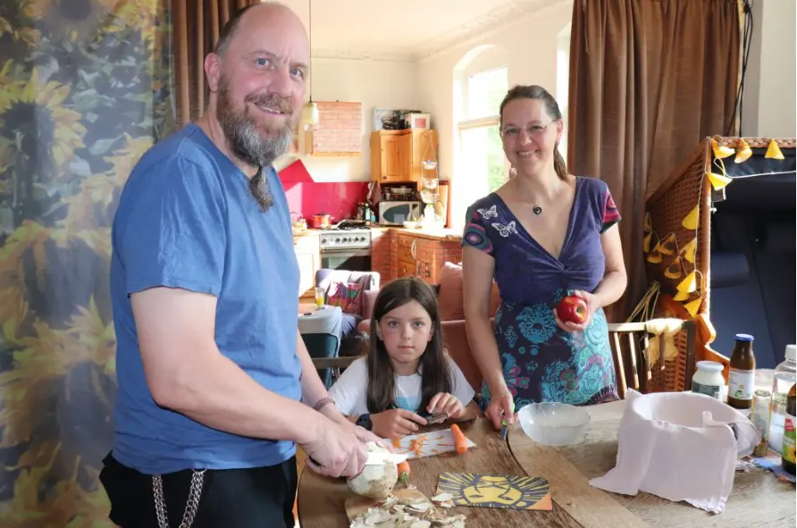 Eine Familie am Küchentisch.