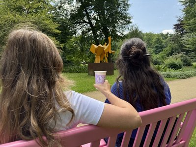 Ein Coffee to go im Schlosspark Wolfsburg: gereicht durchs Kaffeefenster im Schloss.