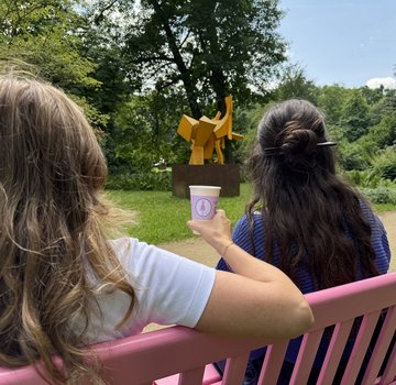 Ein Coffee to go im Schlosspark Wolfsburg: gereicht durchs Kaffeefenster im Schloss. (Bildrechte: WMG Wolfsburg)