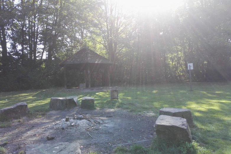 Eine Grillhütte und ein Sitz-Steinkreis am Seilbahnberg, Landkreis Peine.