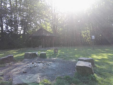 Eine Grillhütte und ein Sitz-Steinkreis am Seilbahnberg, Landkreis Peine.