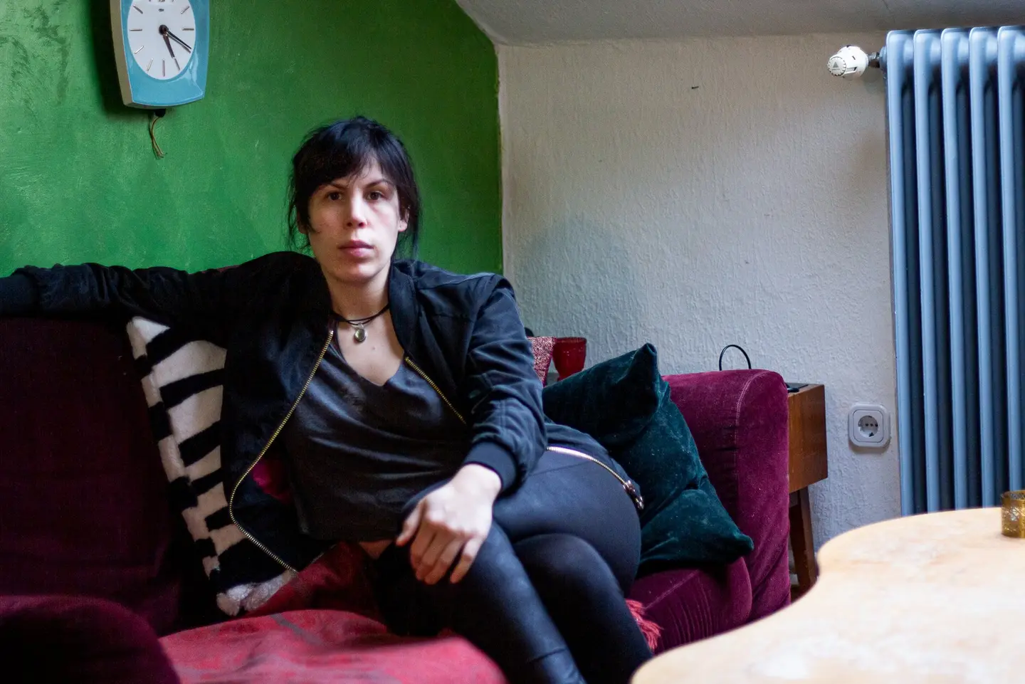 Eine Frau sitzt auf einem Sofa.