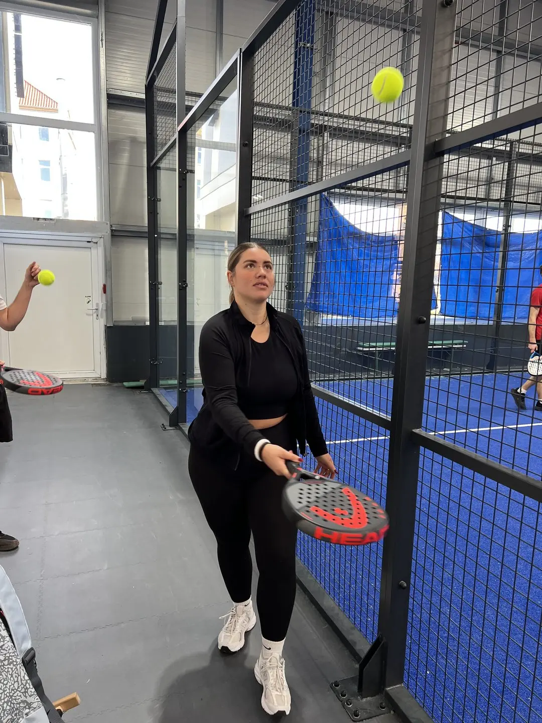 Den Schläger fest im Griff findet Sandra in der Hall of Padel ihren Ausgleich.