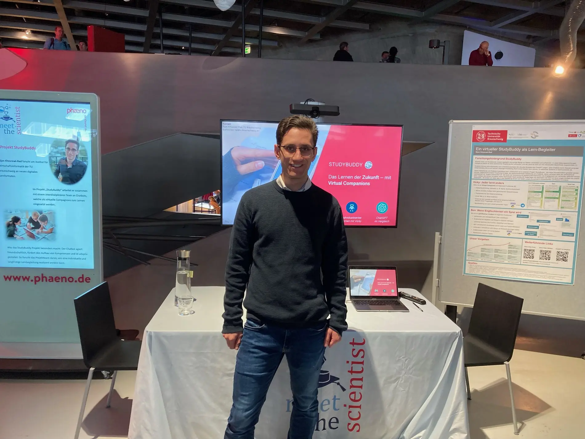 Bijan Khosrawi-Rad während einer Präsentation des StudyBuddy-Projekts im Wolfsburger phaeno.