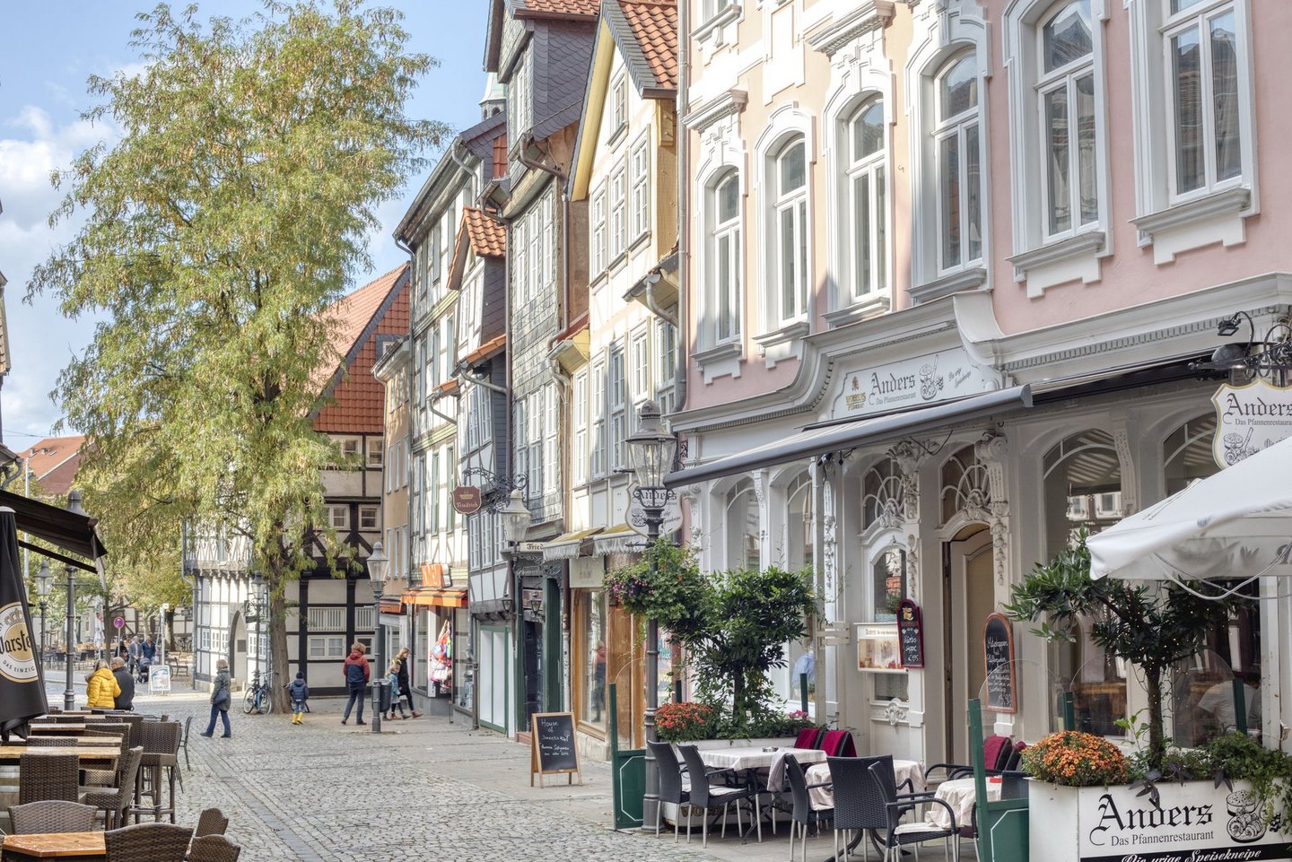 Man blickt auf Cafés und Einzelhandel am Magnitor