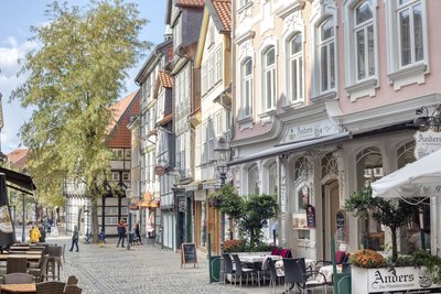 Man blickt auf Cafés und Einzelhandel am Magnitor