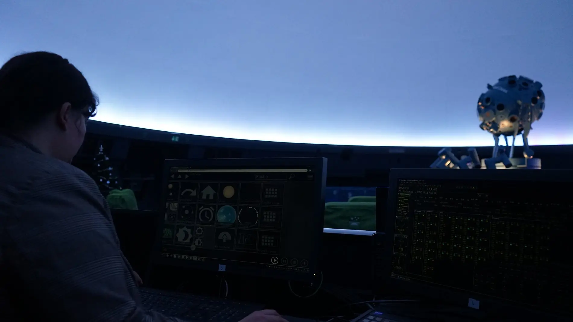 Mit einem Klick lässt Isabell Schaffer die Dunkelheit einbrechen.